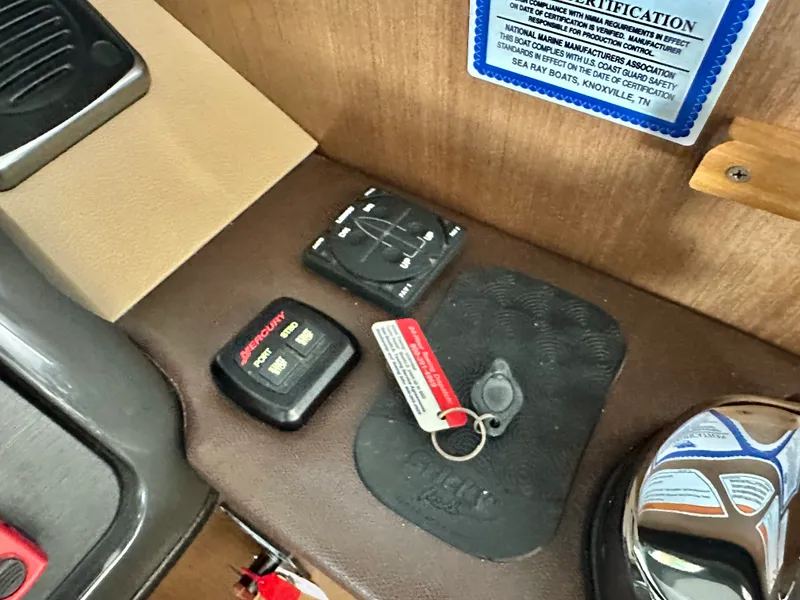 Slide: The Image of Sea Ray 400 SUNDANCER 2016 - 24