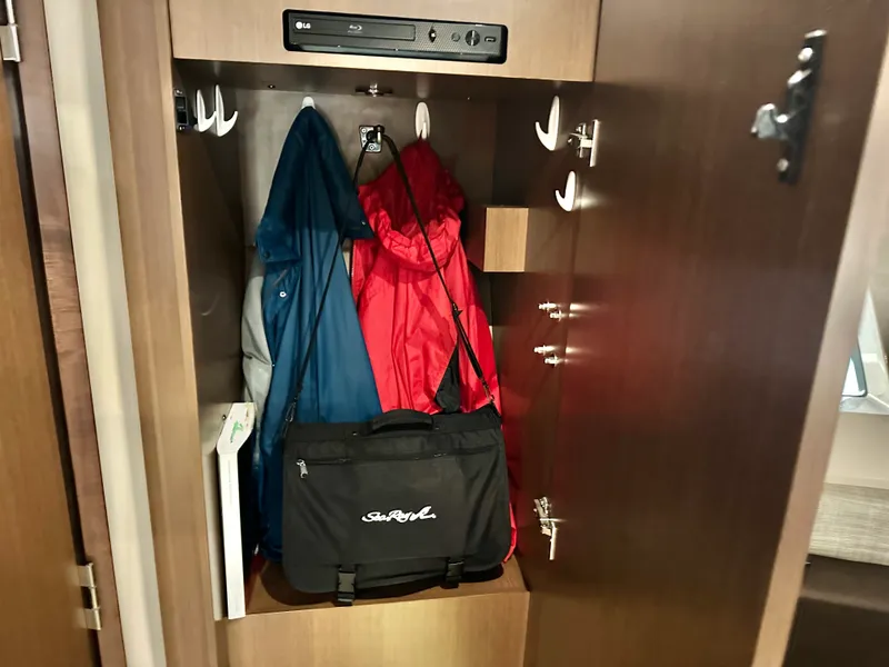 Slide: The Image of Sea Ray 400 SUNDANCER 2016 - 29