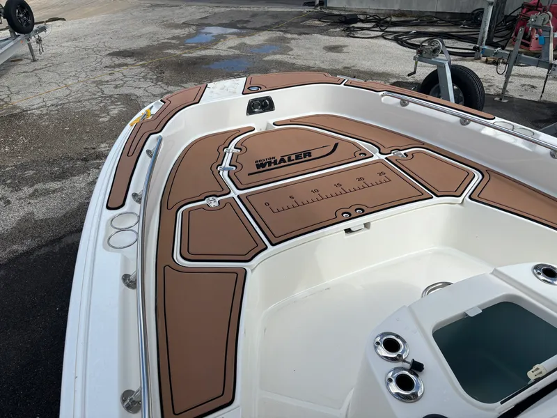 Slide: The Image of Boston Whaler 210 DAUNTLESS 2016 - 10