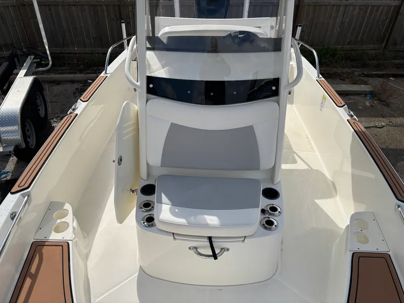 Slide: The Image of Boston Whaler 210 DAUNTLESS 2016 - 13