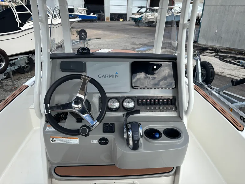 Slide: The Image of Boston Whaler 210 DAUNTLESS 2016 - 5