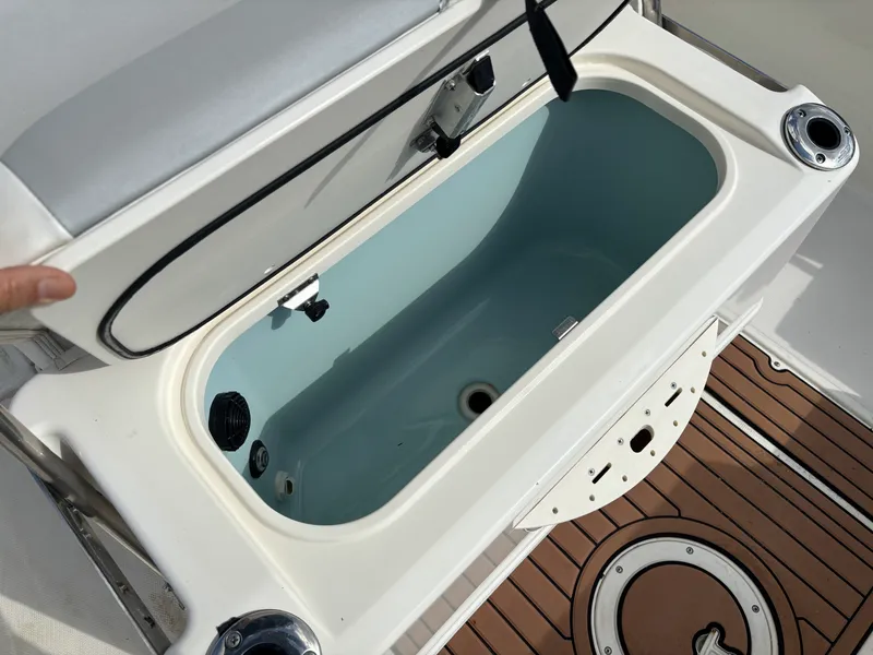 Slide: The Image of Boston Whaler 210 DAUNTLESS 2016 - 9