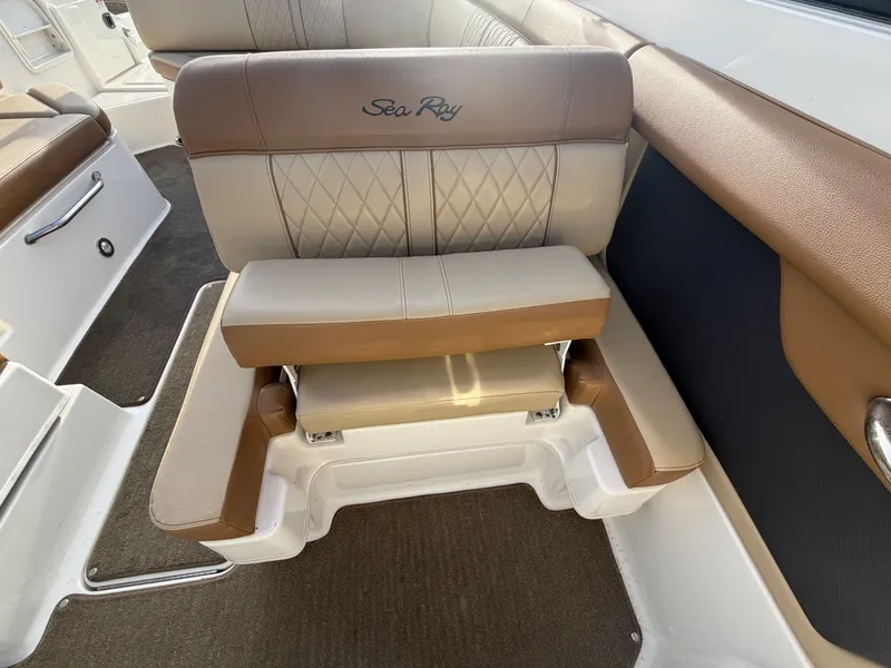 Slide: The Image of Sea Ray 270 SUNDECK 2015 - 9