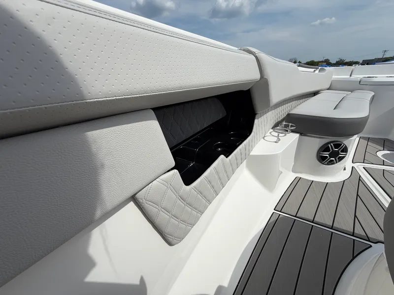 Slide: The Image of Sea Ray SLX 400 2026 - 12