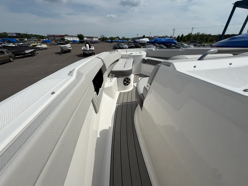 Slide: The Image of Sea Ray SLX 400 2026 - 13