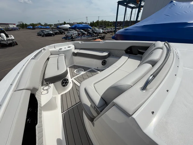 Slide: The Image of Sea Ray SLX 400 2026 - 16