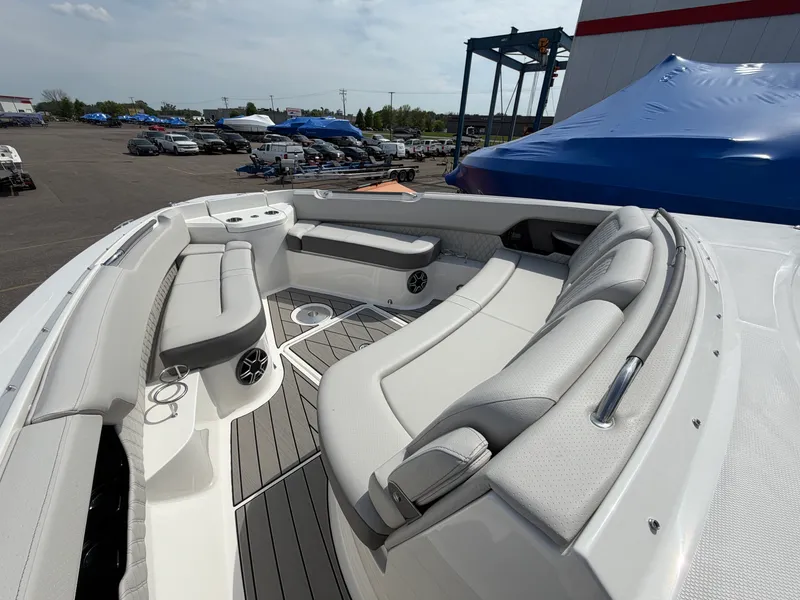 Slide: The Image of Sea Ray SLX 400 2026 - 17
