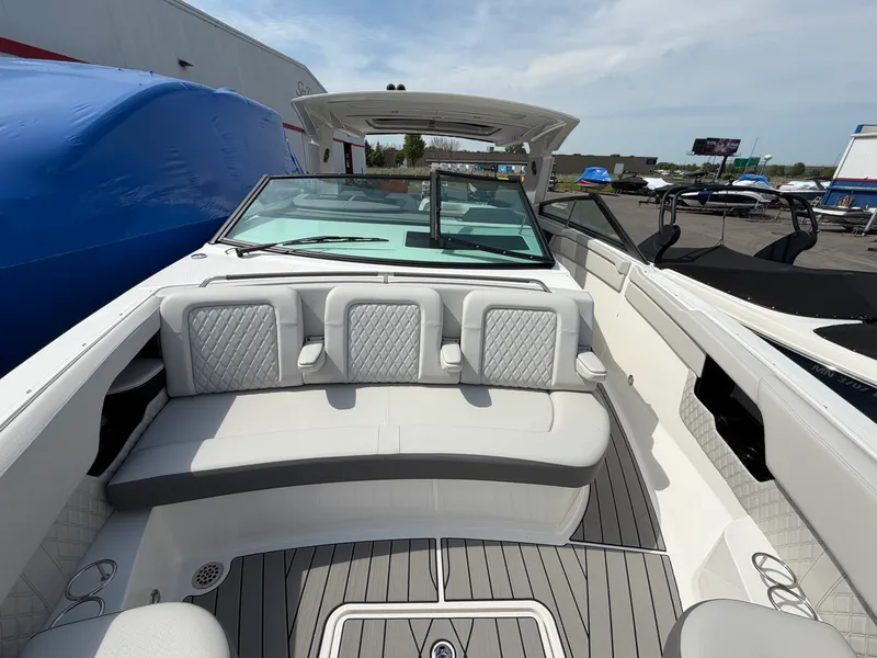 Slide: The Image of Sea Ray SLX 400 2026 - 19
