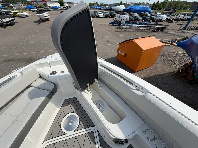 Slide: The Image of Sea Ray SLX 400 2026 - 23