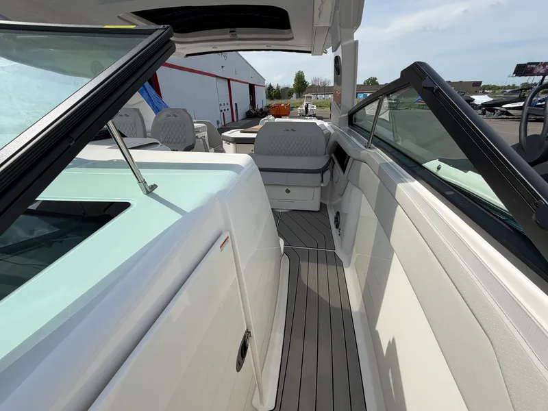 Slide: The Image of Sea Ray SLX 400 2026 - 24