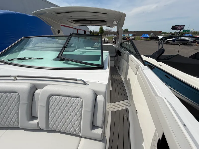 Slide: The Image of Sea Ray SLX 400 2026 - 25