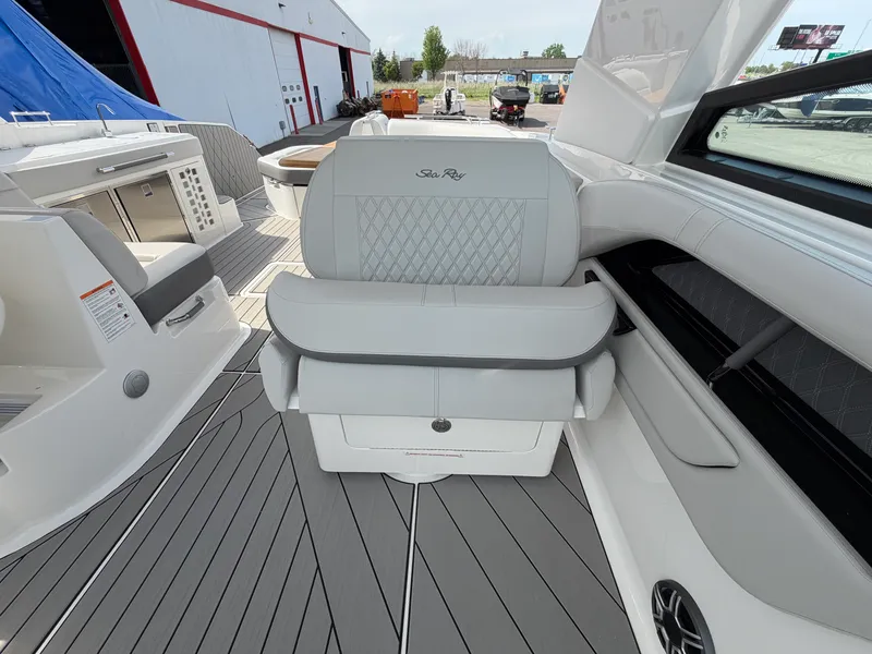Slide: The Image of Sea Ray SLX 400 2026 - 27