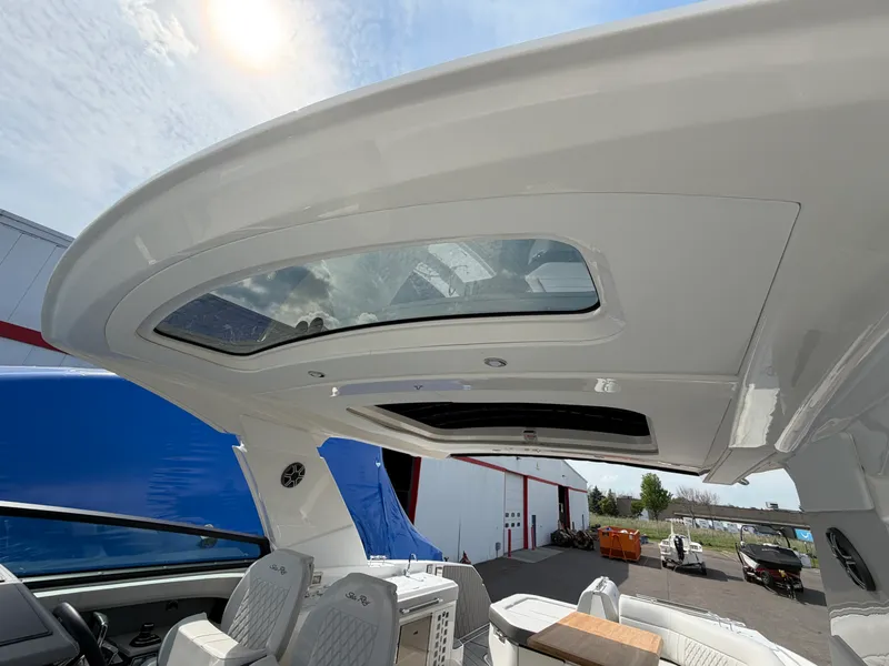 Slide: The Image of Sea Ray SLX 400 2026 - 28