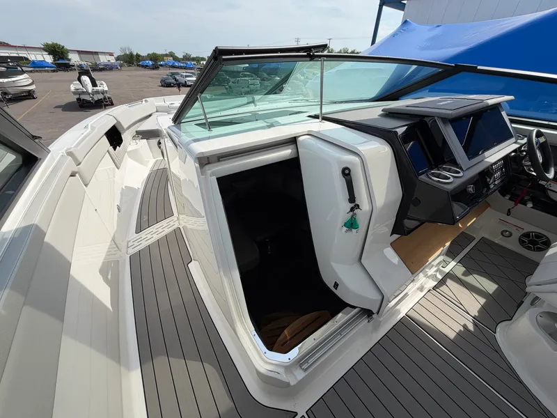 Slide: The Image of Sea Ray SLX 400 2026 - 30