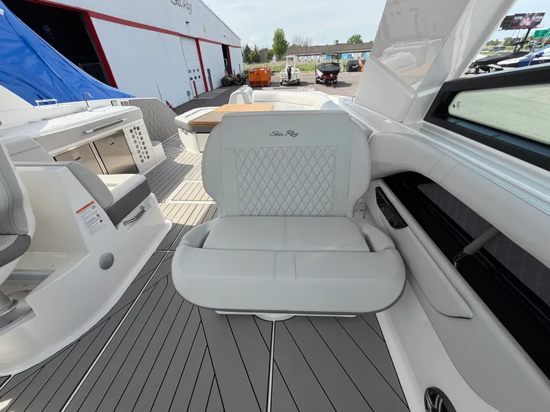 Slide: The Image of Sea Ray SLX 400 2026 - 32