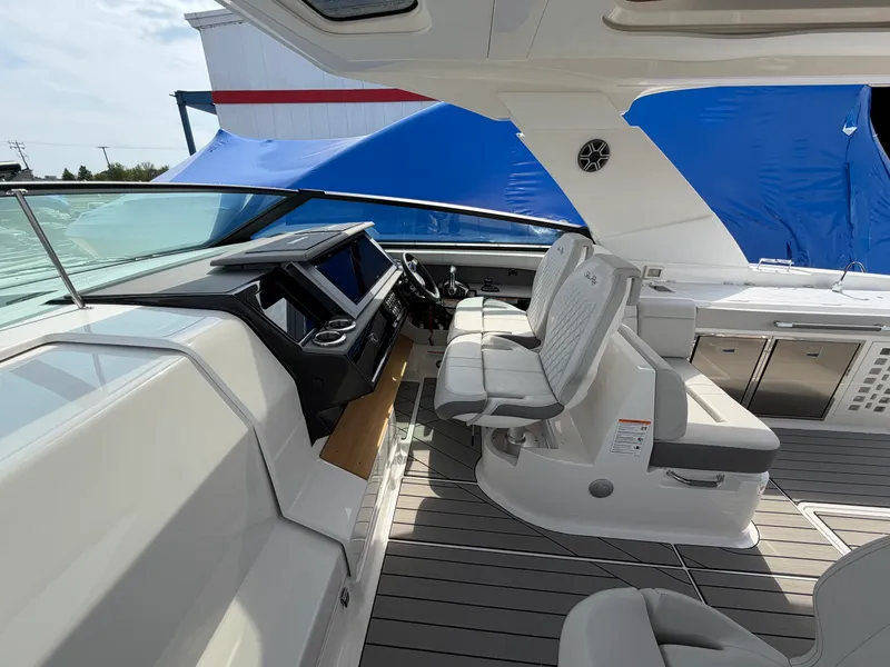 Slide: The Image of Sea Ray SLX 400 2026 - 33