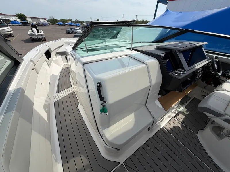 Slide: The Image of Sea Ray SLX 400 2026 - 34