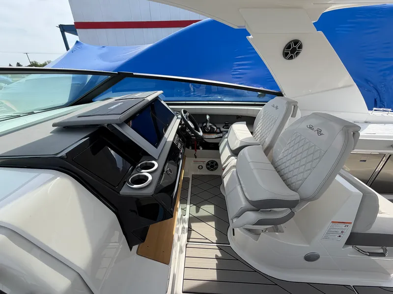 Slide: The Image of Sea Ray SLX 400 2026 - 35