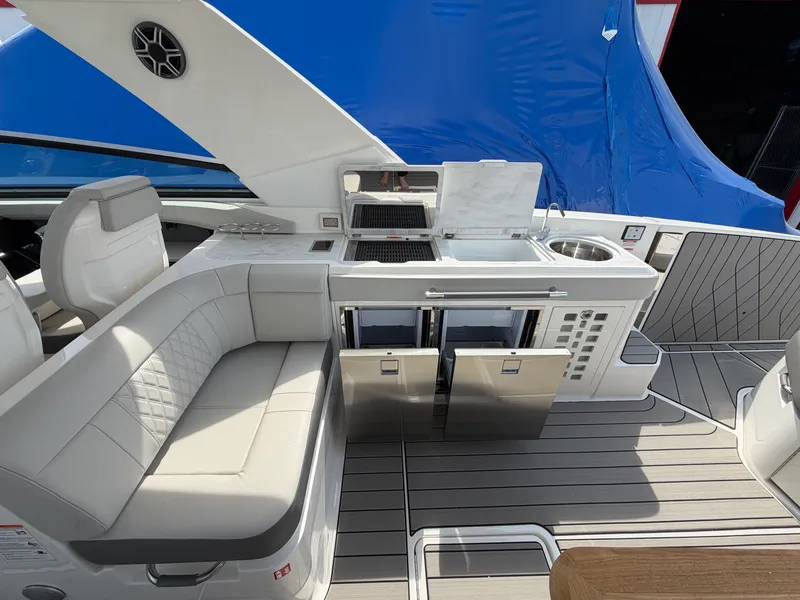 Slide: The Image of Sea Ray SLX 400 2026 - 42