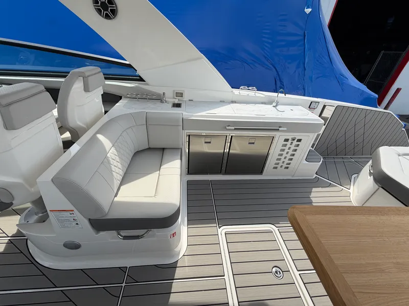 Slide: The Image of Sea Ray SLX 400 2026 - 44