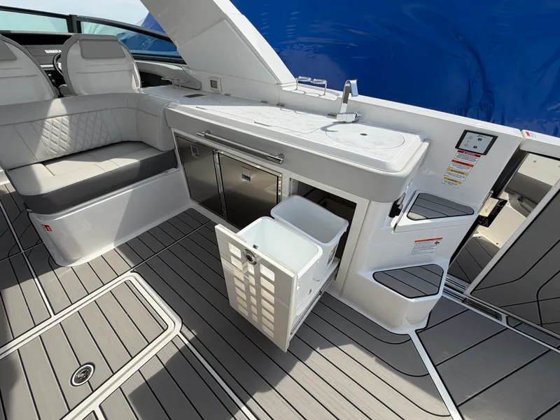 Slide: The Image of Sea Ray SLX 400 2026 - 45