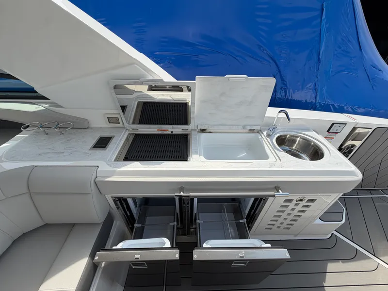 Slide: The Image of Sea Ray SLX 400 2026 - 46