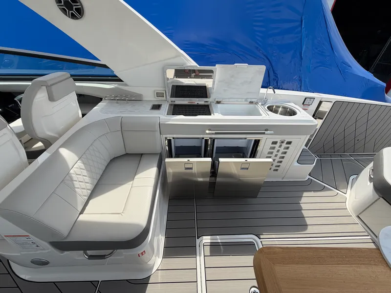 Slide: The Image of Sea Ray SLX 400 2026 - 47