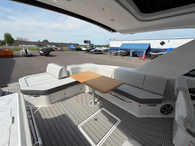 Slide: The Image of Sea Ray SLX 400 2026 - 49