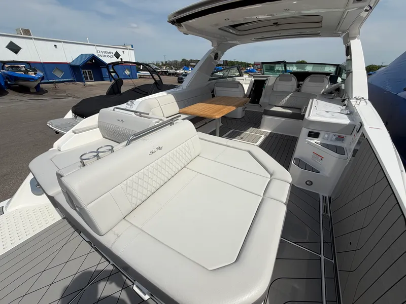 Slide: The Image of Sea Ray SLX 400 2026 - 9