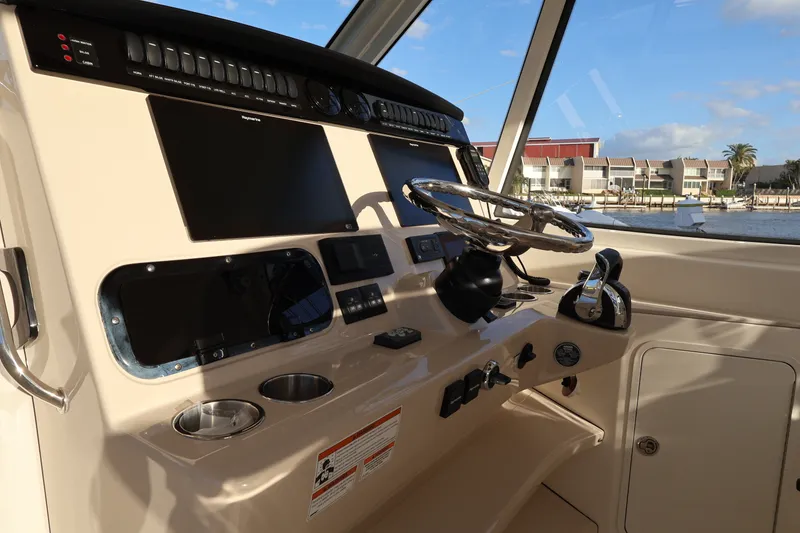 Slide: The Image of Boston Whaler 380 Realm 2019 - 19
