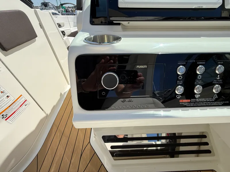 Slide: The Image of Sea Ray SDX 290 2026 - 32