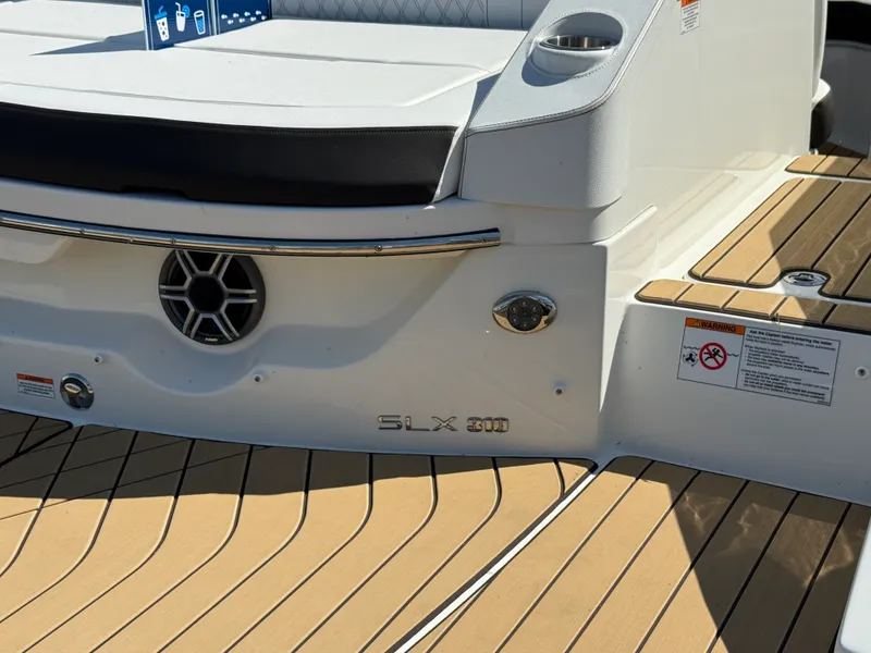 Slide: The Image of Sea Ray SDX 290 2026 - 4