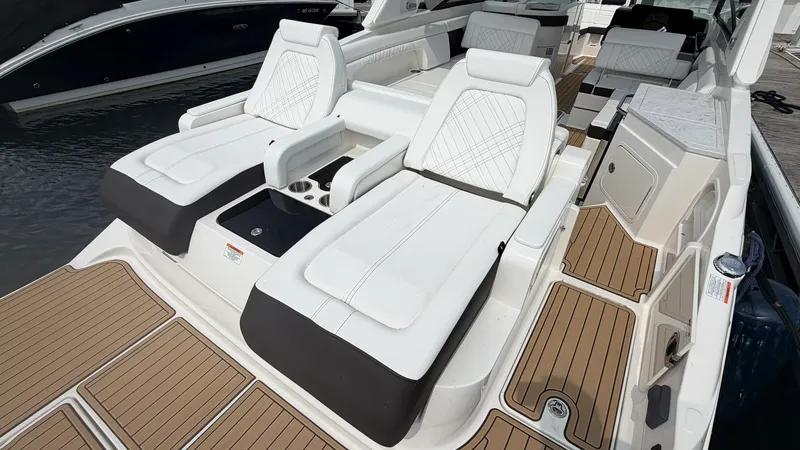 Slide: The Image of Sea Ray SDX 290 2026 - 9