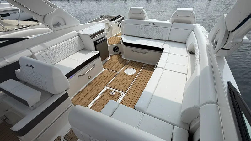Slide: The Image of Sea Ray SDX 290 2026 - 17