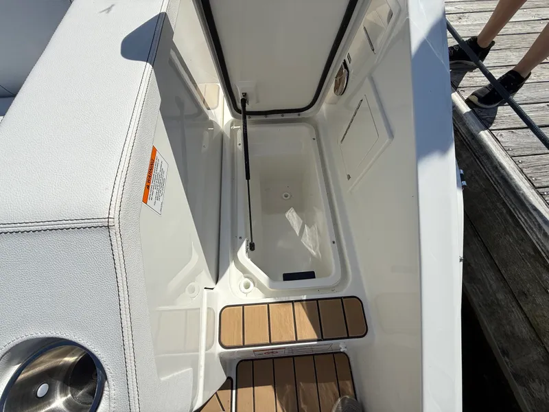 Slide: The Image of Sea Ray SDX 290 2026 - 12