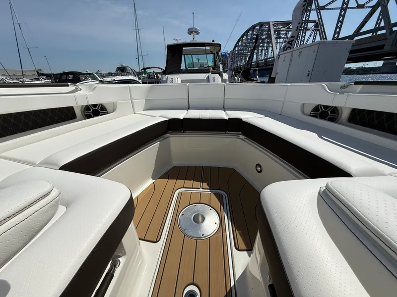 Slide: The Image of Sea Ray SDX 290 2026 - 42