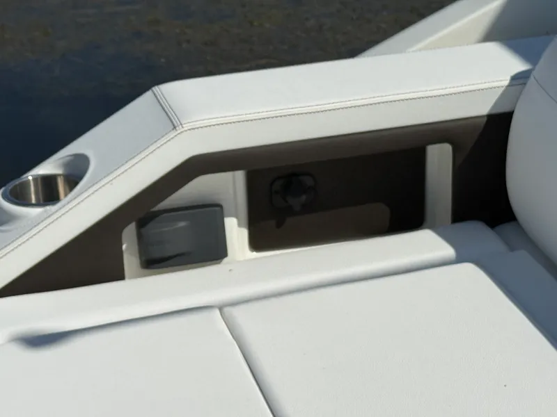 Slide: The Image of Sea Ray SDX 290 2026 - 7