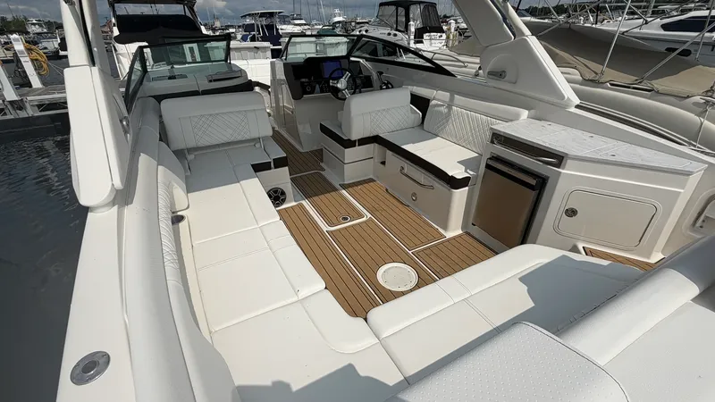 Slide: The Image of Sea Ray SDX 290 2026 - 10
