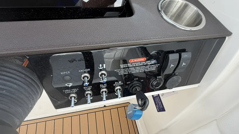 Slide: The Image of Sea Ray SDX 290 2026 - 23
