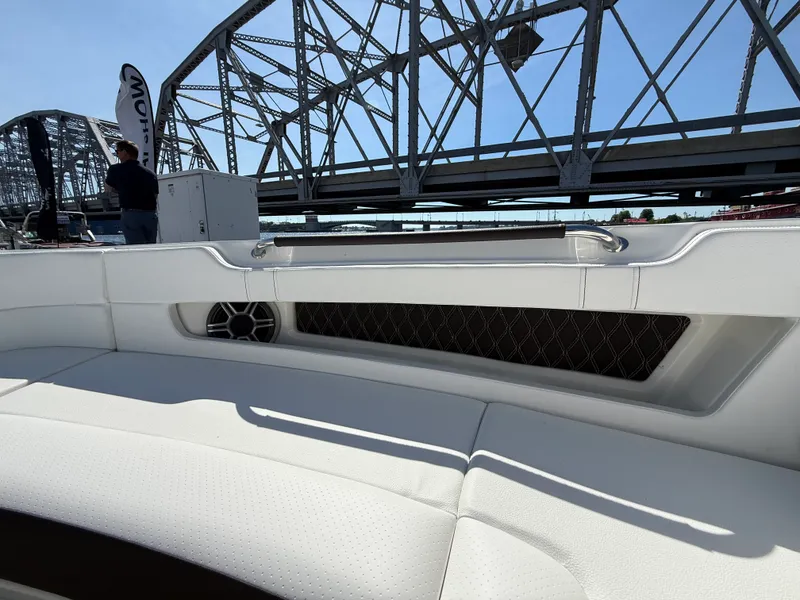 Slide: The Image of Sea Ray SDX 290 2026 - 47