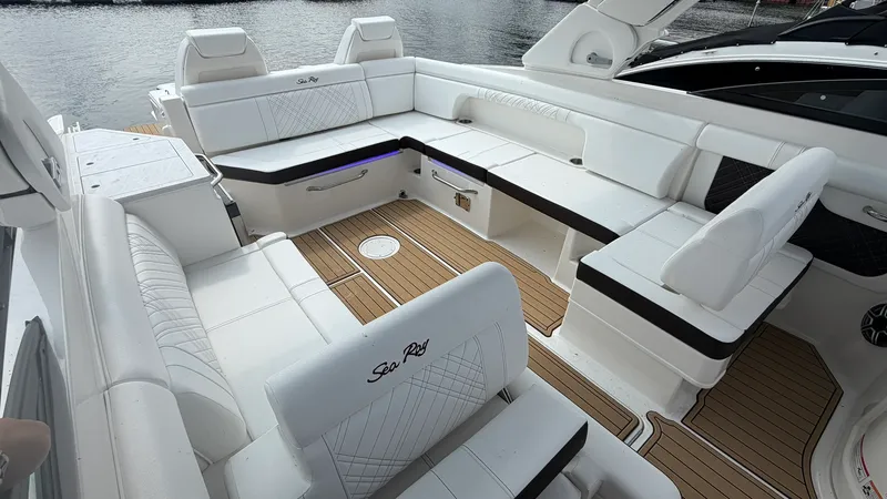 Slide: The Image of Sea Ray SDX 290 2026 - 19