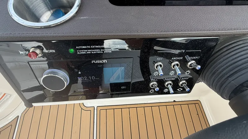 Slide: The Image of Sea Ray SDX 290 2026 - 22