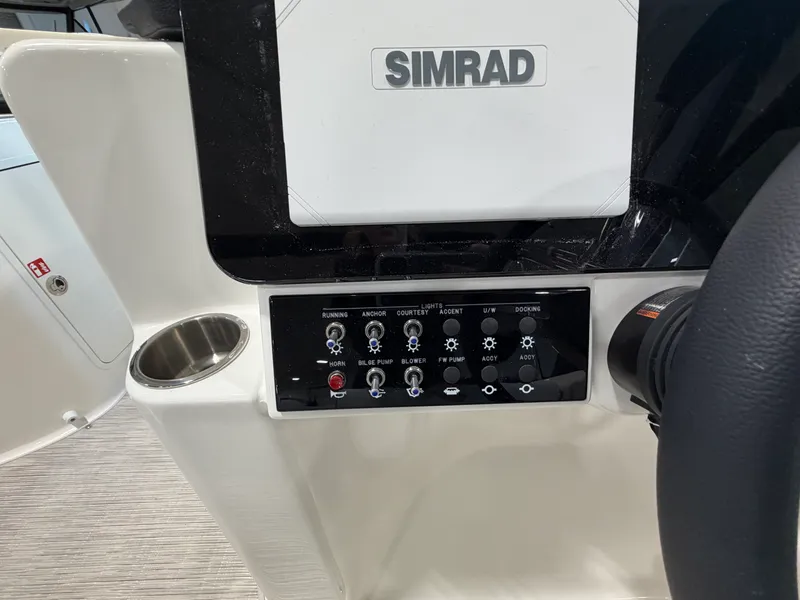 Slide: The Image of Sea Ray SDX 230 2026 - 24