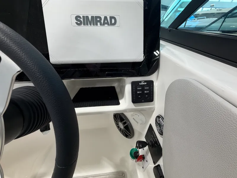 Slide: The Image of Sea Ray SDX 230 2026 - 25