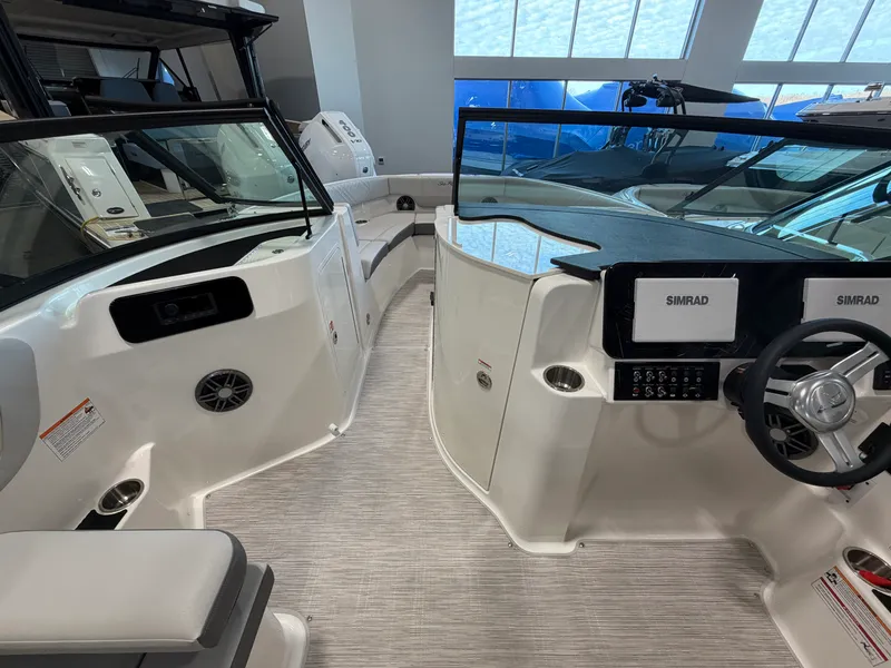 Slide: The Image of Sea Ray SDX 230 2026 - 28