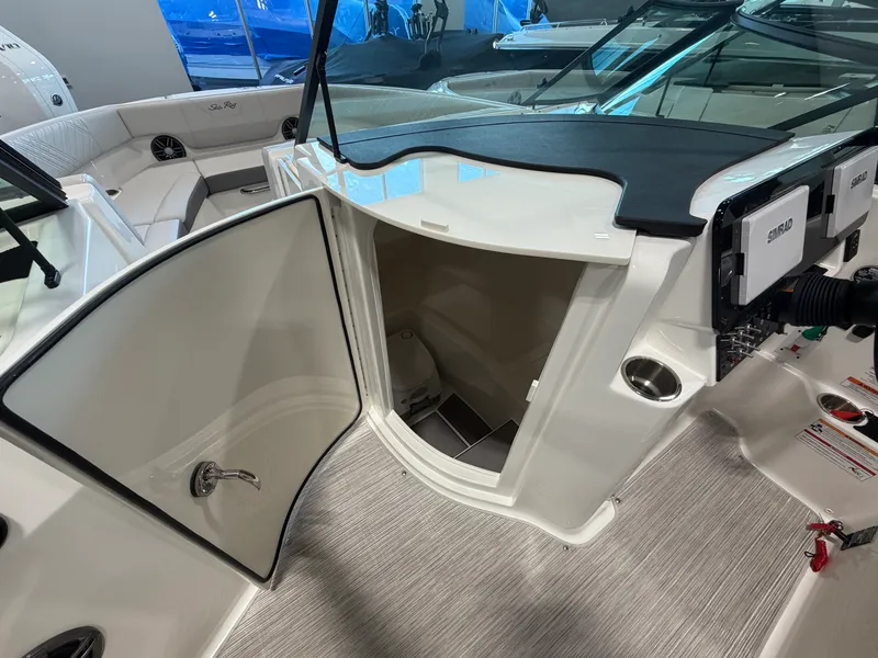 Slide: The Image of Sea Ray SDX 230 2026 - 29