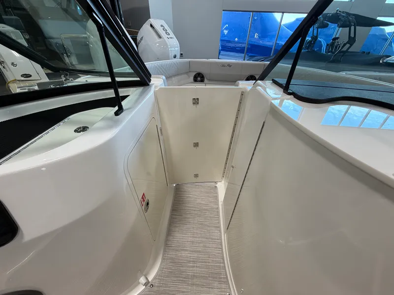 Slide: The Image of Sea Ray SDX 230 2026 - 32