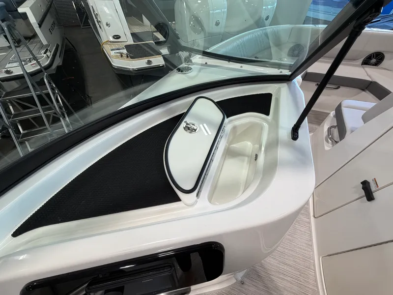 Slide: The Image of Sea Ray SDX 230 2026 - 35
