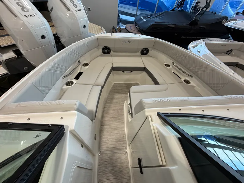 Slide: The Image of Sea Ray SDX 230 2026 - 36