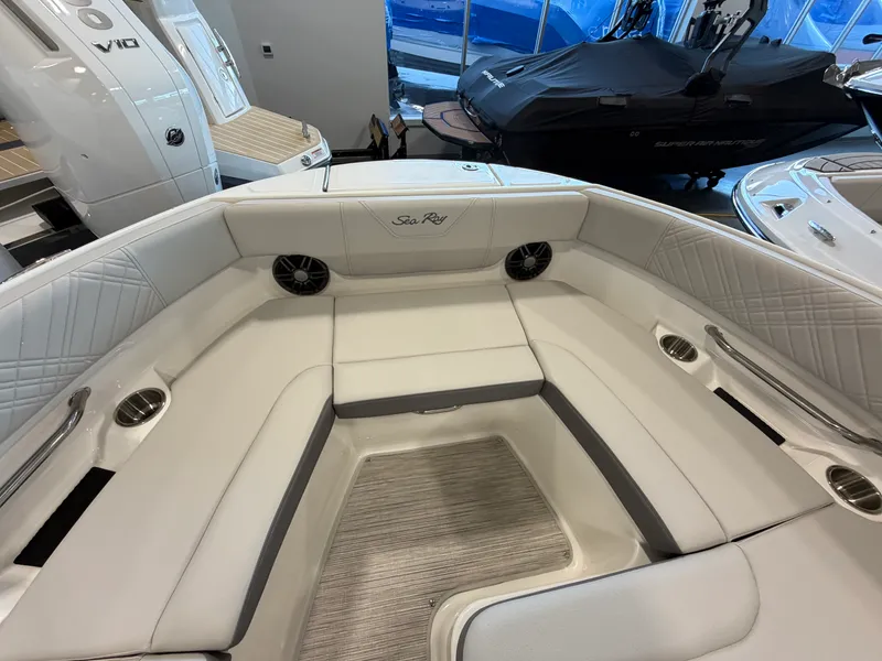Slide: The Image of Sea Ray SDX 230 2026 - 40